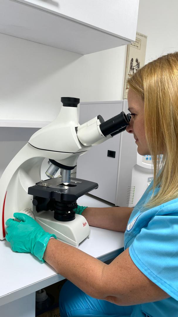 Microscopio en el Laboratorio Clínico EisLab